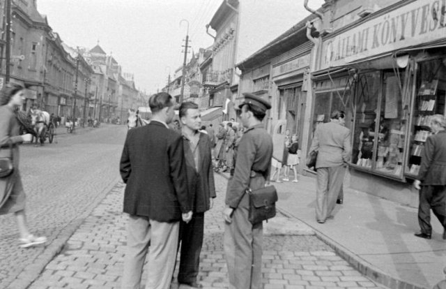 Kaposvár, Fő utca, távolban az Anker-ház, mögötte a régi Vármegyeháza- 1955 (Forrás: Fortepan/iMRe)
